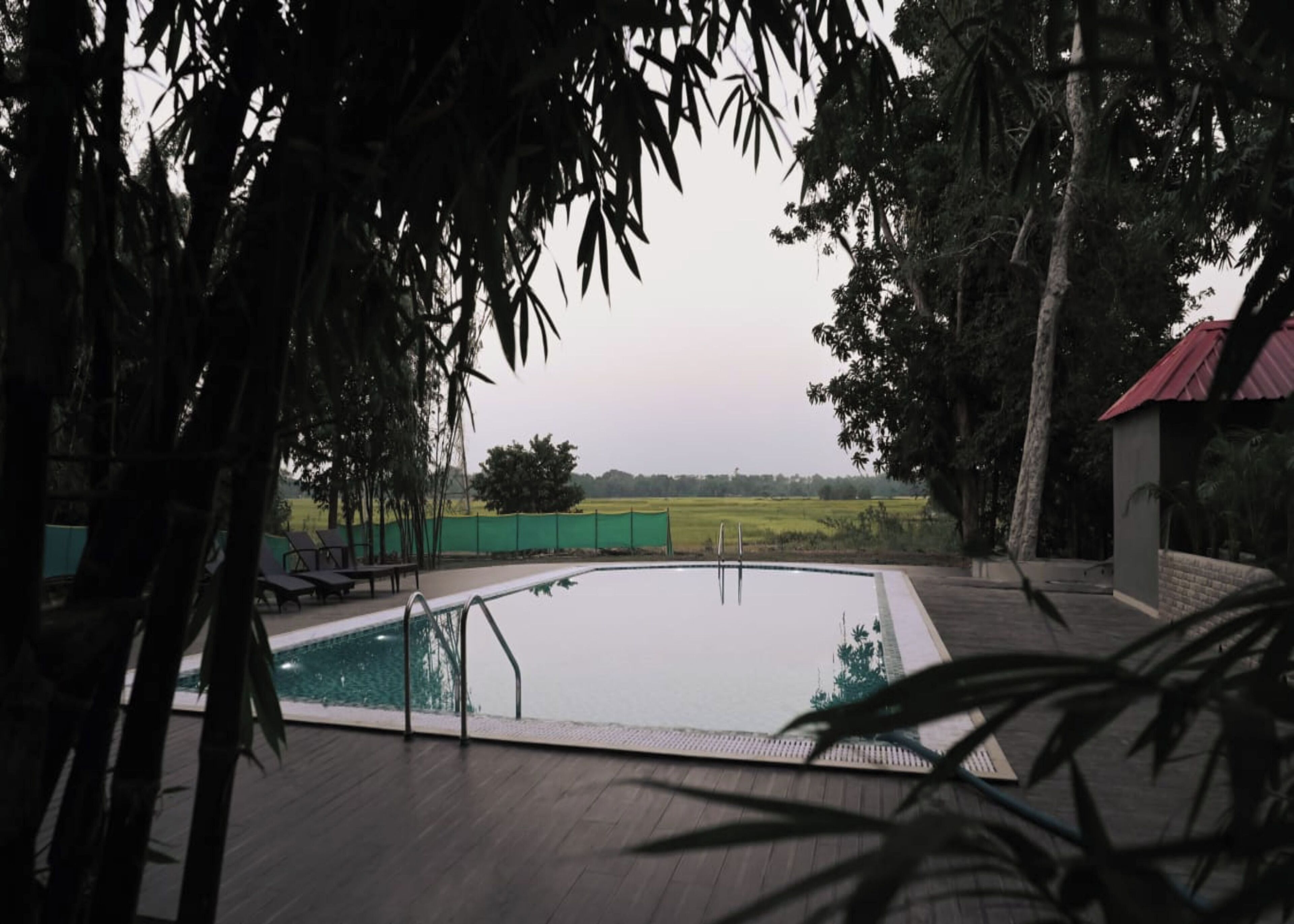 สระว่ายน้ำกลางแจ้ง