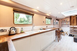 Fridge, microwave, oven, coffee/tea maker - Bright & Modern Kew Bridge Houseboat (London)