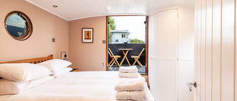 1 chambre, bureau, fer et planche à repasser, accès Internet