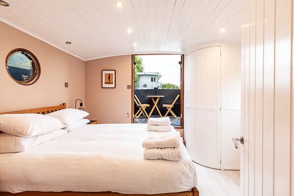 1 bedroom, desk, iron/ironing board, Internet - Bright & Modern Kew Bridge Houseboat (London)