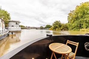 Outdoor dining - Bright & Modern Kew Bridge Houseboat (London)