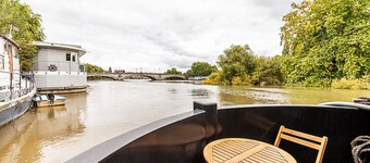 Bright & Modern Kew Bridge Houseboat