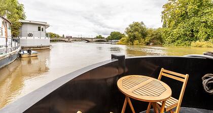 Bright & Modern Kew Bridge Houseboat