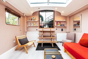 Interior - Bright & Modern Kew Bridge Houseboat (London)