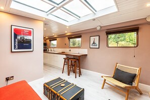 Interior - Bright & Modern Kew Bridge Houseboat (London)