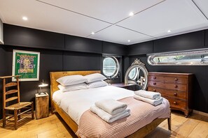 3 bedrooms, iron/ironing board, internet - Stylish Thames Houseboat with Roof Terrace (London)