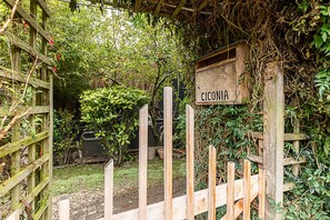 المنطقة المحيطة بالمنشأة