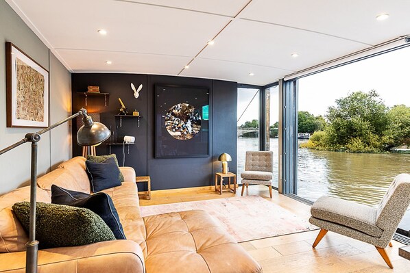 TV - Stylish Thames Houseboat with Roof Terrace (London)