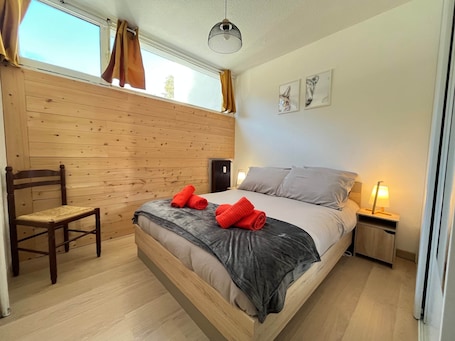 2 bedrooms, iron/ironing board, travel cot, free WiFi. At the edge of the woods, cosy 2-bedroom apartment