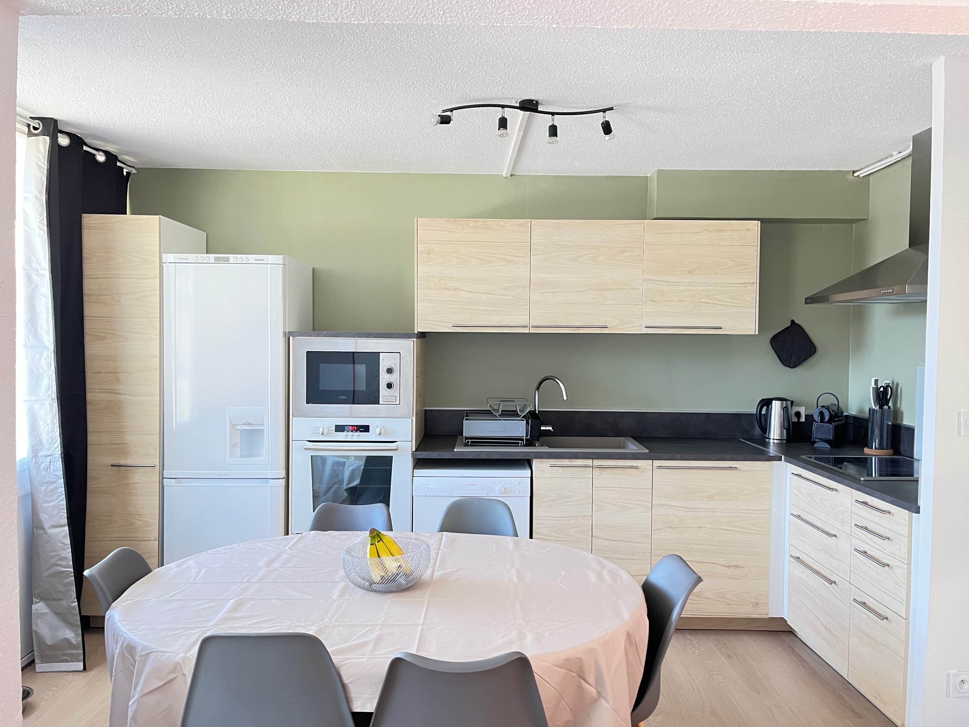 Kühlschrank, Mikrowelle, Ofen, Geschirrspüler