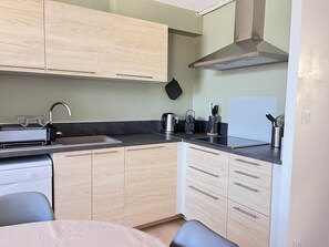 Réfrigérateur, micro-ondes, four, lave-vaisselle