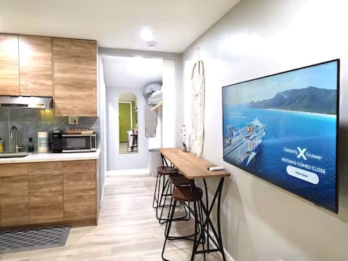 Private Urban Oasis Near SF - Full Kitchen 22421B