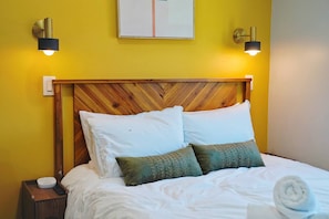 مكواة/لوح كي وسرير سفر وواي فاي مجانًا وملاءات أسرّة