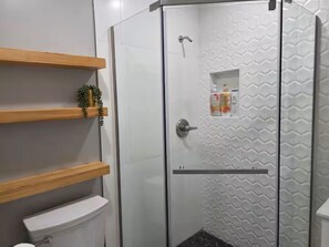 Een douche, een haardroger, handdoeken, zeep