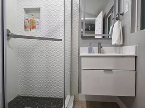 Douche, sèche-cheveux, serviettes fournies, savon