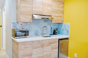 ثلاجة، ميكروويف، موقد طهي مسطح، ماكينة لصنع القهوة/الشاي