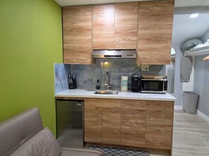 Refrigerador, microondas, parrilla de estufa y cafetera y tetera 