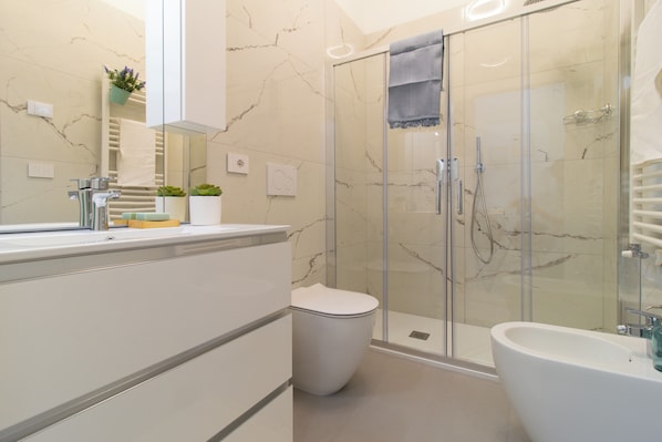 Douche, sĂšche-cheveux, serviettes fournies, savon