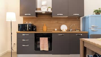 Lemari es besar, microwave, oven, dan kompor