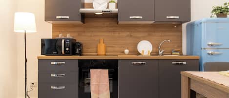 Full-sized fridge, microwave, oven, stovetop