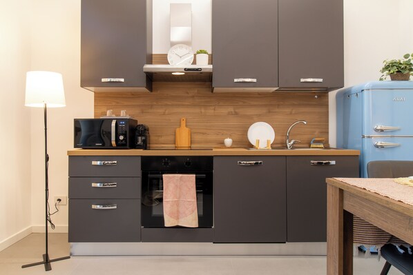 Lemari es besar, microwave, oven, dan kompor