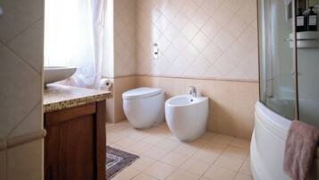 Dusche, Haartrockner, Bidet, Handtücher