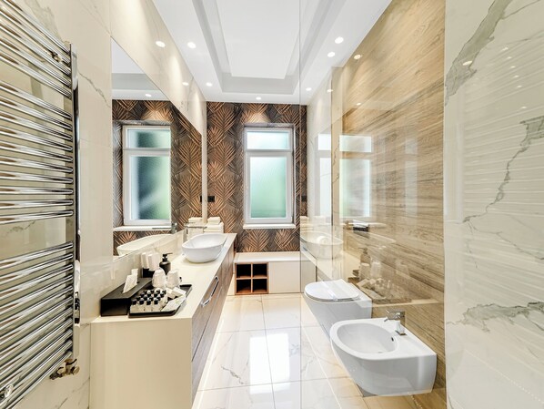 Regadera, amenidades de baño gratuitas, secadora de cabello, batas 