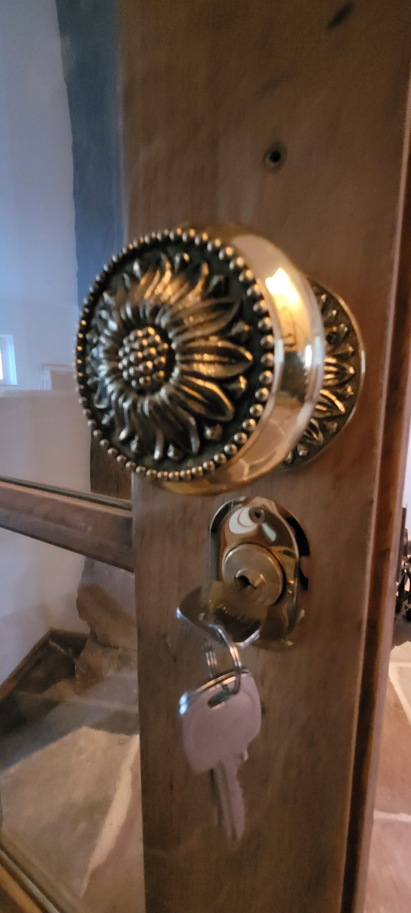 En dörr med ett dekorativt metallhandtag och ett nyckelhål.