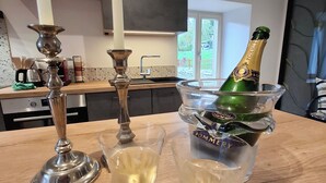 Un comptoir de cuisine avec une bouteille de champagne, deux verres et un chandelier.