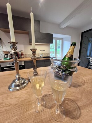 Fridge, microwave, oven, stovetop - Le Lavoir D'Adèle - Spa and Sauna ☆☆☆☆☆ Label QUALITE MOSL (Fénétrange)