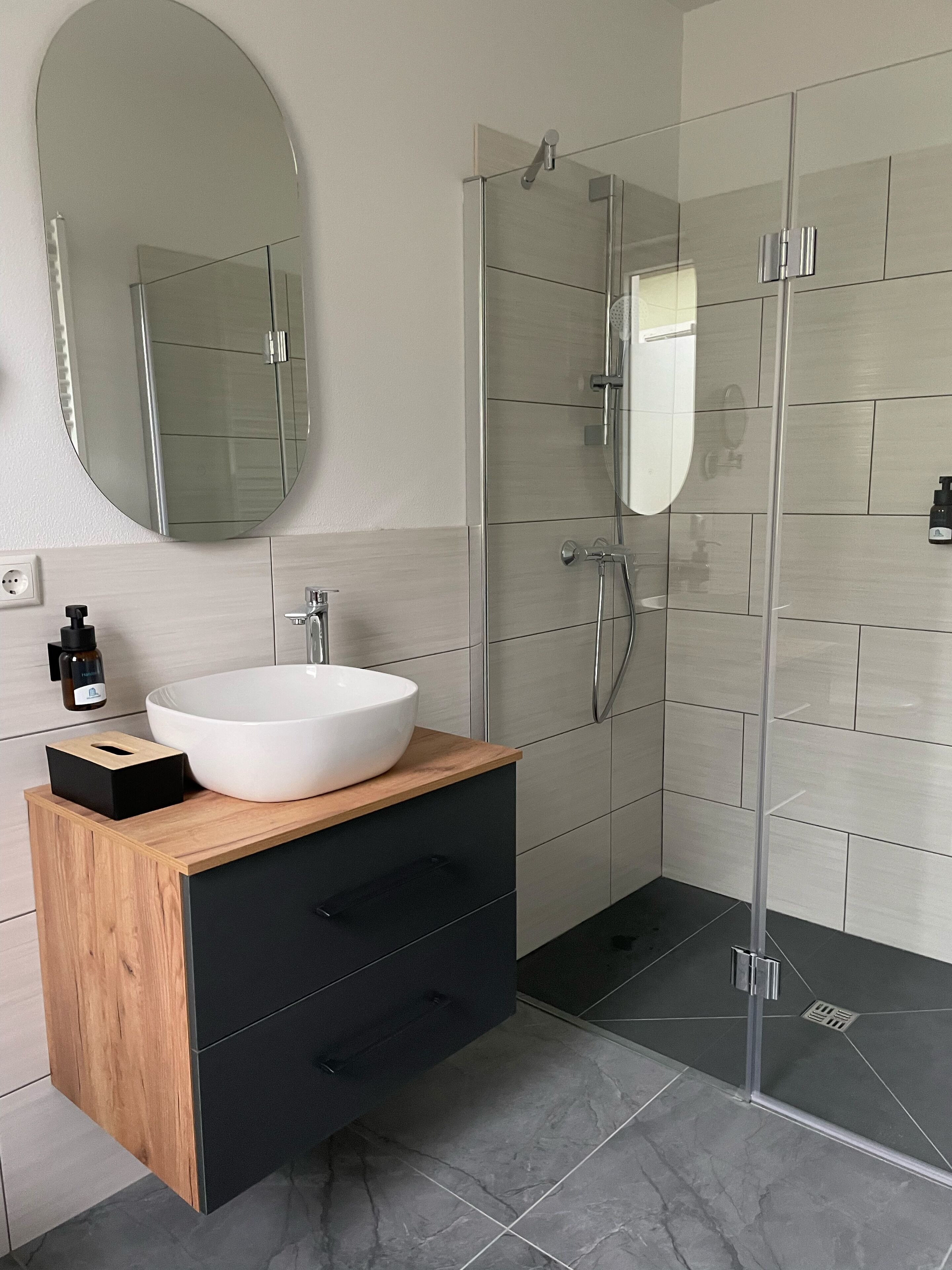 Regadera, toallas, jabón, shampoo 