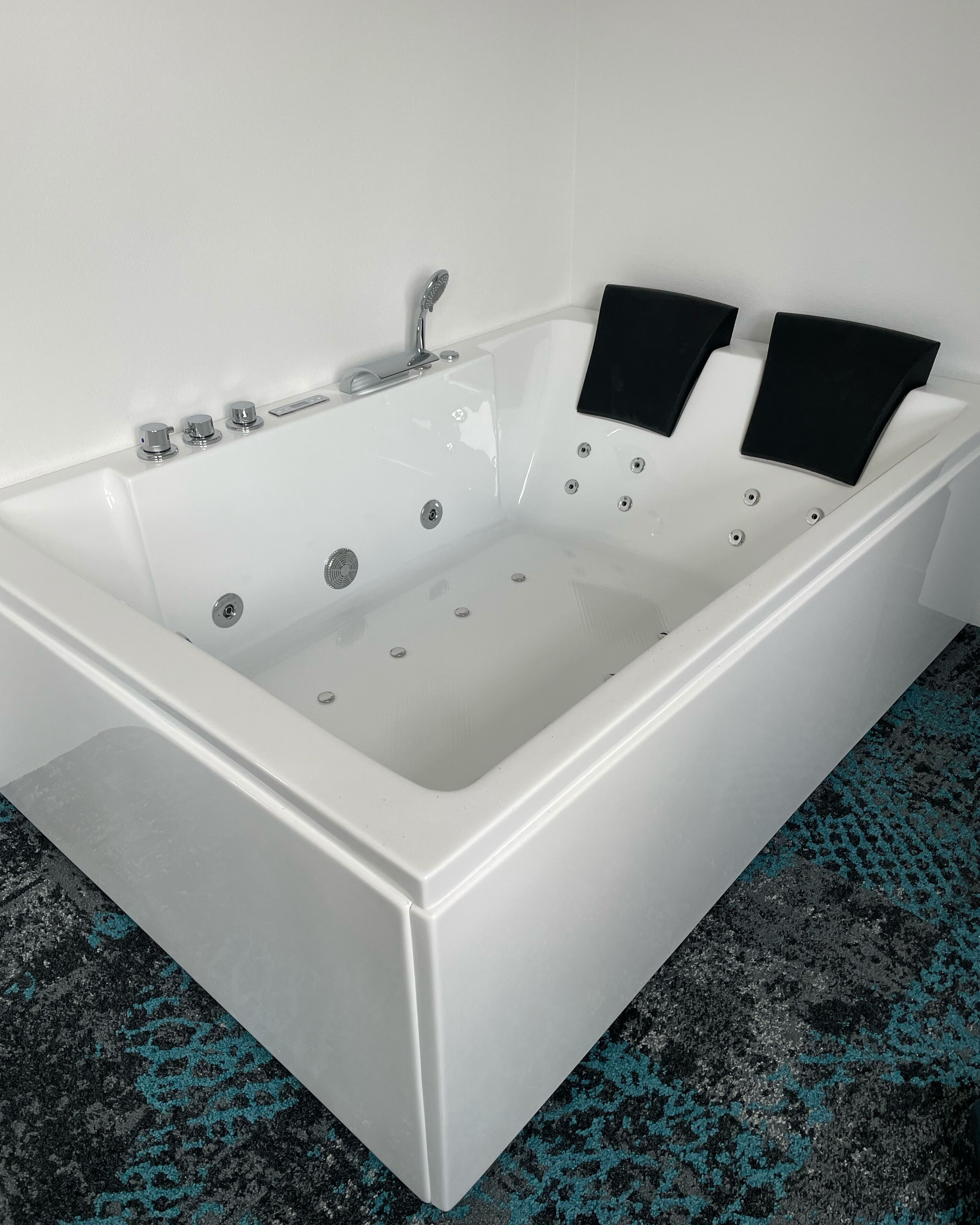 Deluxe Suite, City View | In-room safe, free WiFi