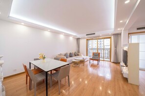 Superior Apartment, 3 Bedrooms, Kitchen, City View | Living room