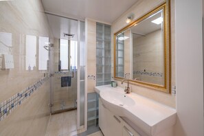 Superior Apartment, 3 Bedrooms, Kitchen, City View | Bathroom