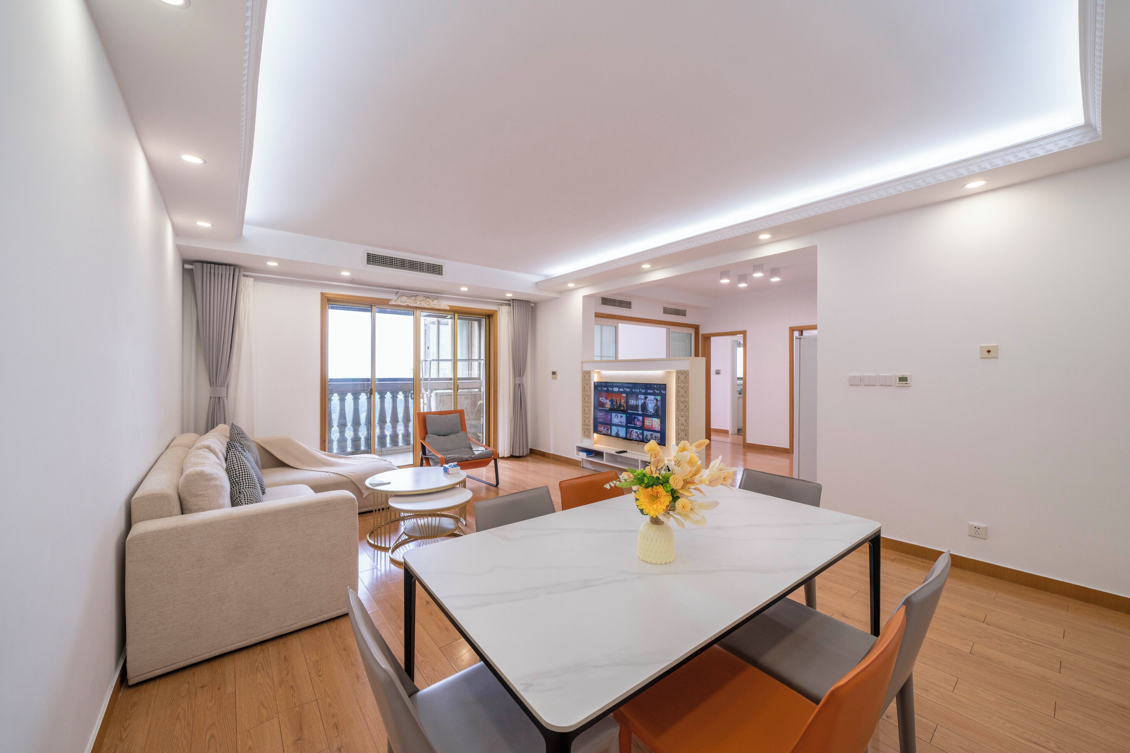 Appartamento Superior, 3 camere da letto, cucina, vista città | Soggiorno | Smart TV 55 pollici con canali via cavo