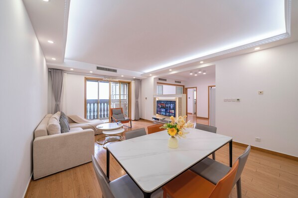 Superior Apartment, 3 Bedrooms, Kitchen, City View | Living room