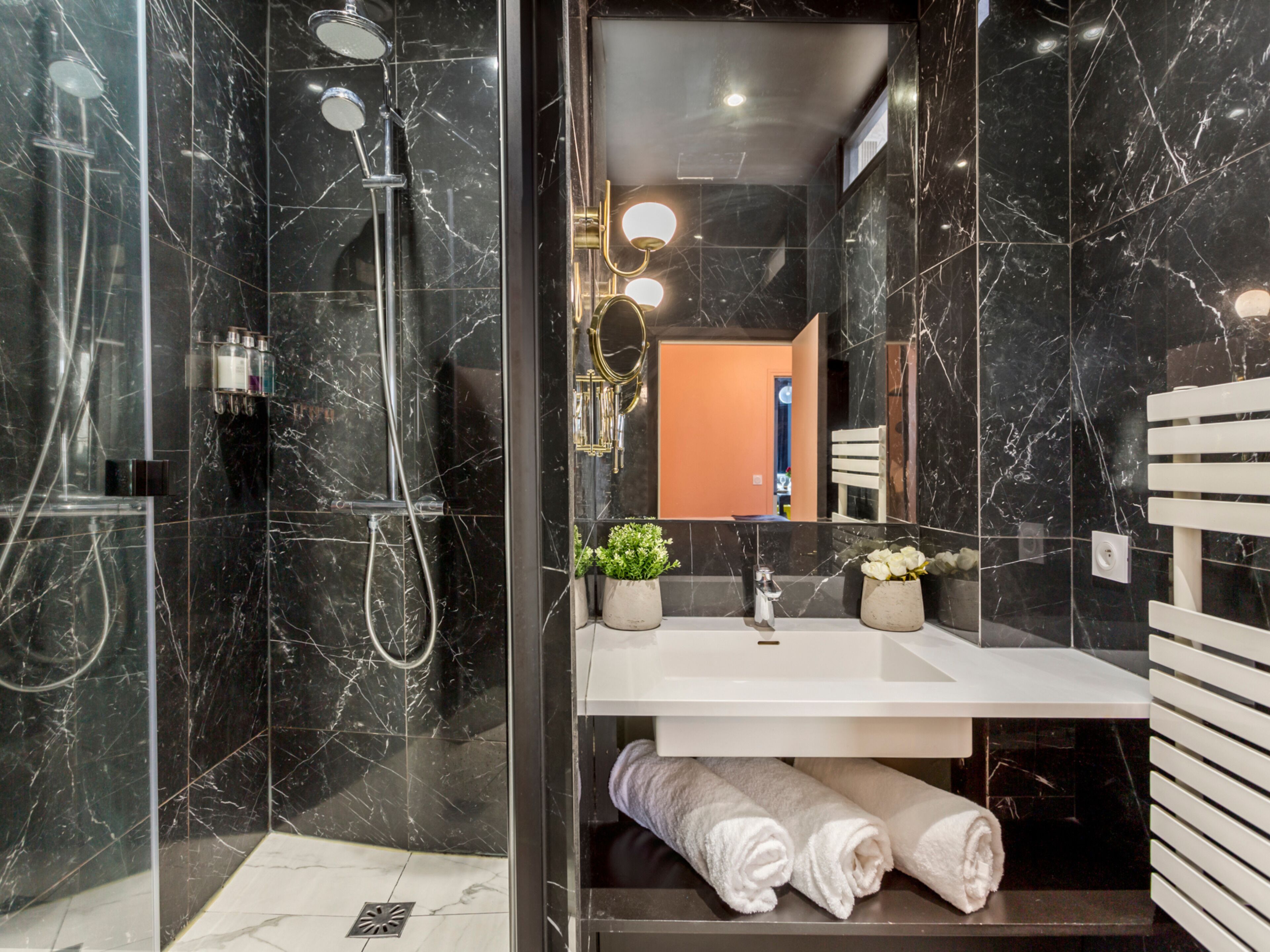 Appartement, vue ville | Salle de bain | Douche, douche à « effet pluie », articles de toilette écologiques