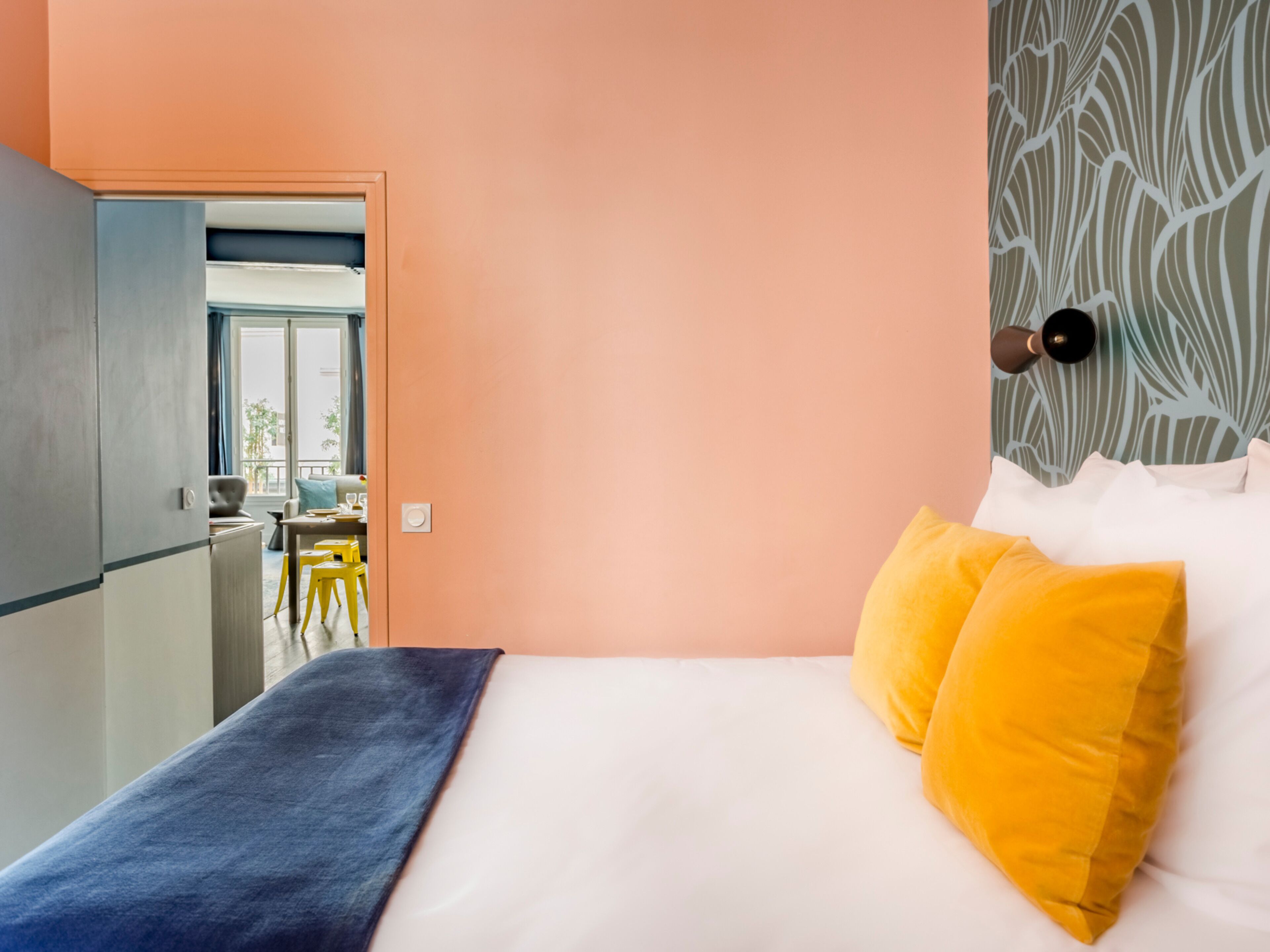 Una habitación de hotel con cama, escritorio y vistas al exterior.