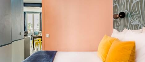 Una habitación de hotel con cama, escritorio y vistas al exterior.