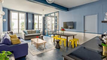Appartement, uitzicht op de stad | Woonruimte | Een 43-inch smart-tv met kabelzenders, Netflix en streamingdiensten