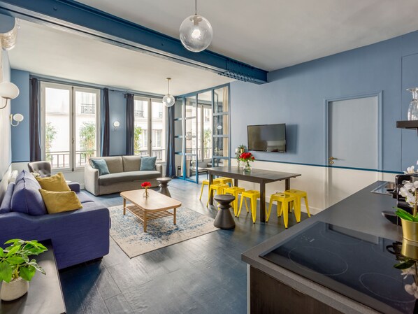 อพาร์ทเมนท์, วิวเมือง | บริเวณนั่งเล่น | สมาร์ททีวี 43 นิ้ว พร้อมช่องเคเบิล, Netflix, บริการสตรีมมิ่ง