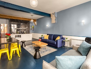 Apartment, City View | Living area | 43-inch Smart TV with cable channels, Netflix, streaming services - Merveil Luxury Suite - Saint Denis I (Paris)