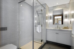 Deluxe-Apartment, Nichtraucher, Kanalblick | Badezimmer | Kostenlose Toilettenartikel, Haartrockner, Bidet, Handtücher