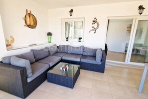 TV - Spacious Ground Floor Apartment (Jerónimo y Avileses)