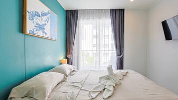 Leilighet, balkong | Safe på rommet, blendingsgardiner og strykejern/-brett