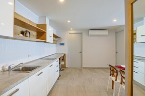 Departamento, balcón | Cocineta privada | Refrigerador con congelador, microondas y parrilla de estufa