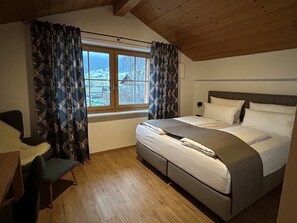 2 Schlafzimmer, Schreibtisch, Bügeleisen/Bügelbrett, Reisekinderbett