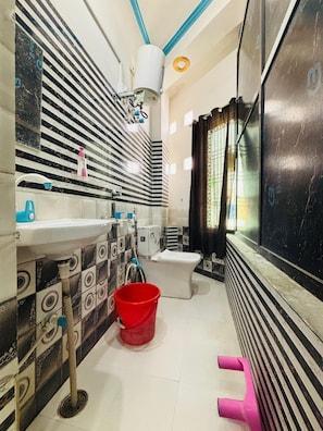 Quarto quádruplo básico | Banheiro | Chuveiro, toalhas de banho, papel higiênico