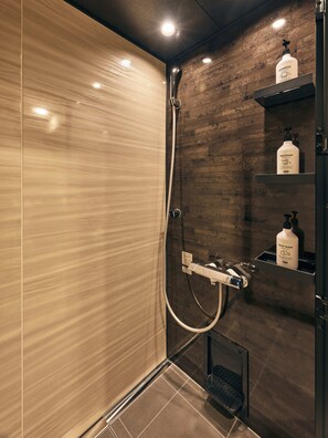 Shower, hair dryer, bidet, towels - 15 min. from Shibuya and Shinagawa, 40 min. from Haneda Airport/6 min. walk from Gotanda Station/with washer/dryer & kitchen/ max. 8 people/ 46 ㎡. (品川区西五反田8丁目)
