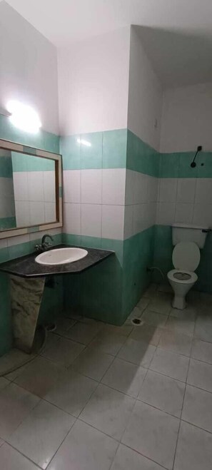 Deluxe Room | Bathroom | Shower, soap